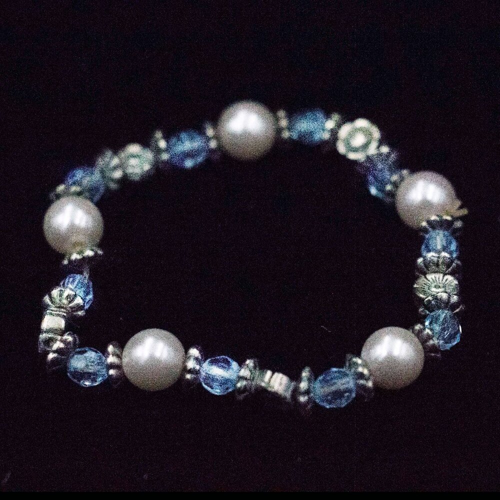 BLUE FACETED BEAD & FAUX PEARL STRETCH BRACELET - JBSBPL1